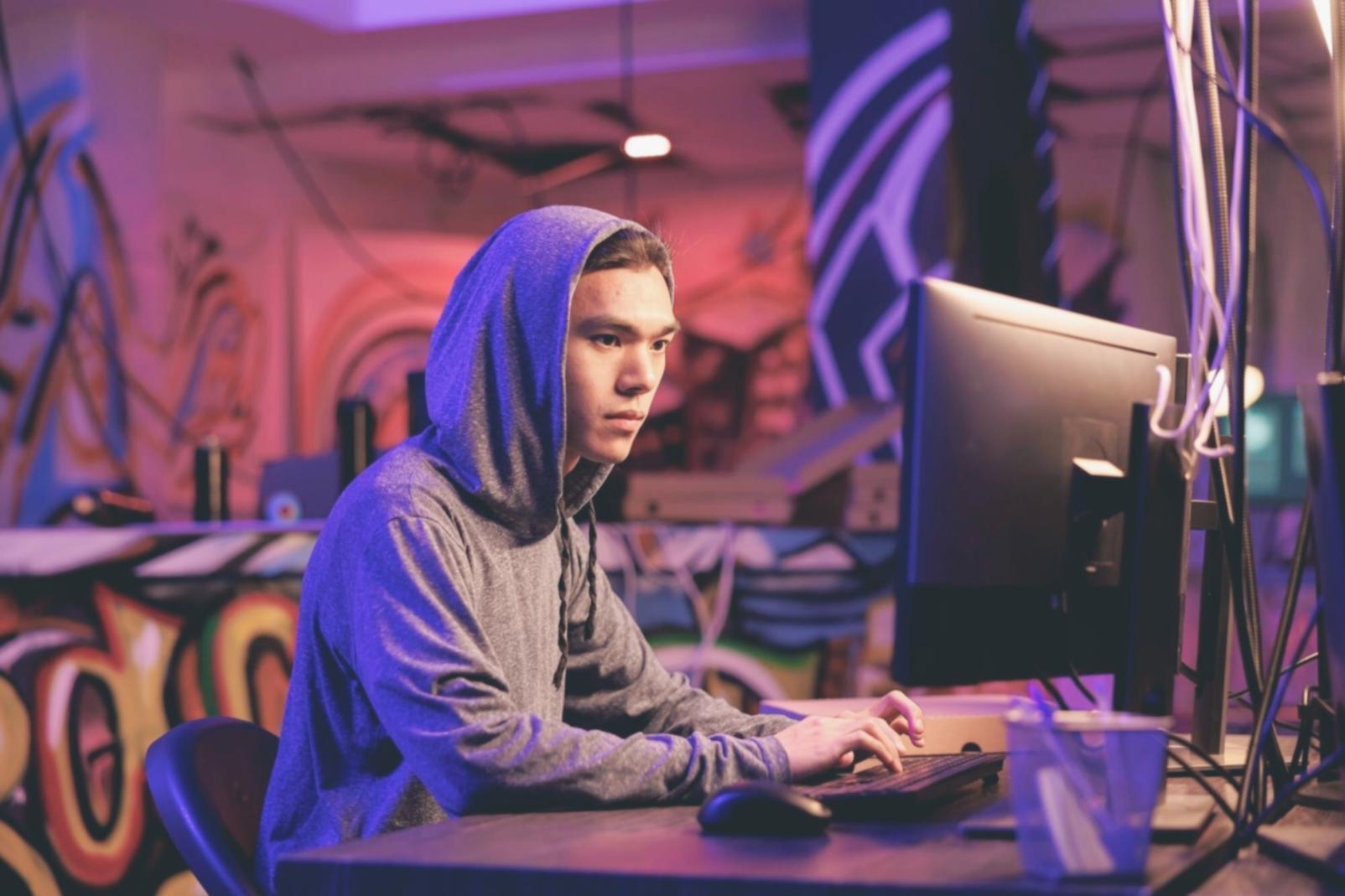 Studio di web design a Catania con postazione di lavoro moderna